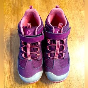 Girls Merrell Hiking Boots Size 1.5. EUC with Velcro closure.